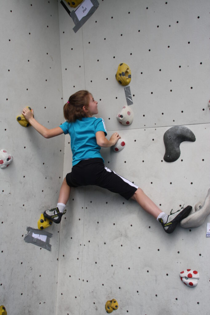 Kind beim BOULDERN